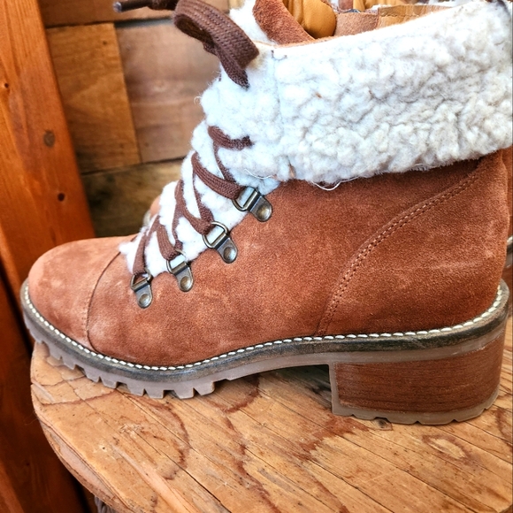 CLARKS ROSELEIGH SKY SUEDE WOMENS ANKLE BOOTS- WOMENS SIZE 9 - Picture 6 of 12